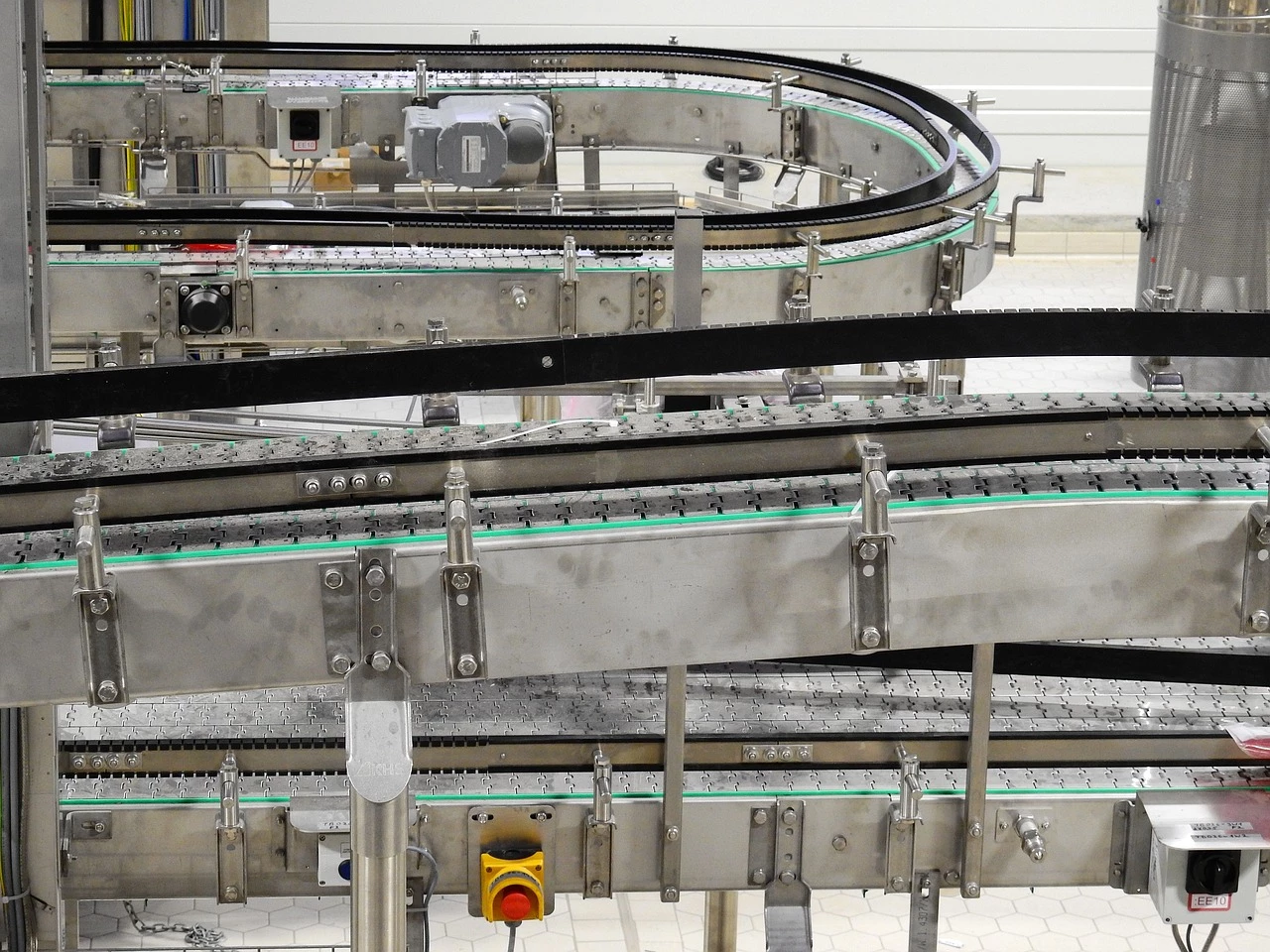 Materialfluss in der Logistik und effiziente Intralogistik – besserer Materialfluss im Lager