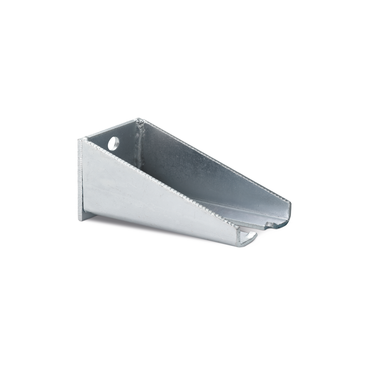Ein metallischer Winklehalter mit einer schräg verlaufenden, offenen Seite und einem Loch zur Befestigung. Die Oberfläche ist glatt und verzinkt, um Korrosion zu vermeiden. Der Hintergrund ist neutral.