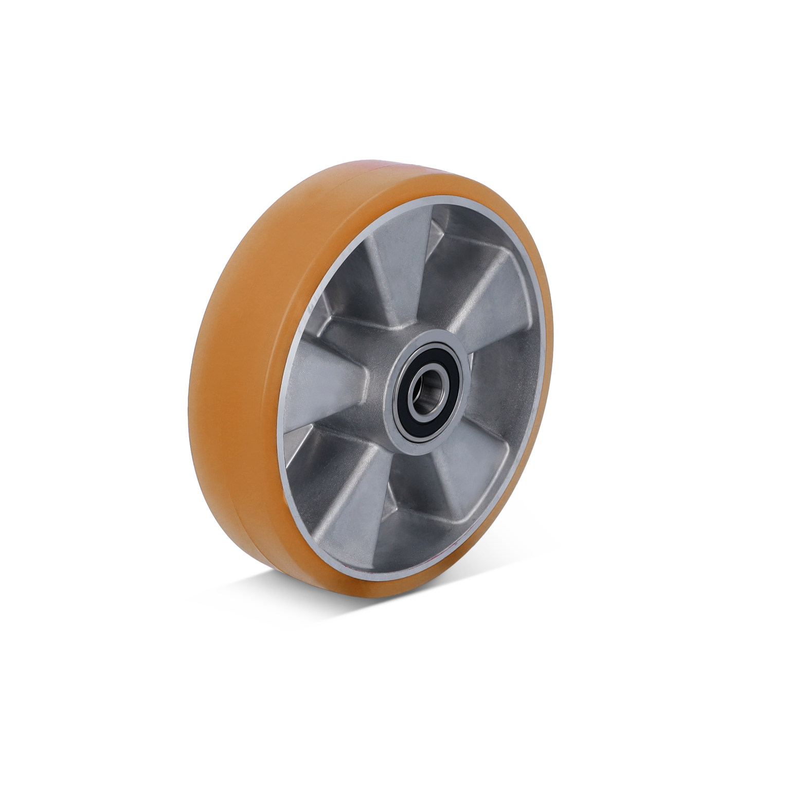 Een industriële wiel met een oranje rubberen rand en een metalen binnenring met spaken. Het is duidelijk zichtbaar geprofileerd en is gefocust op een neutrale achtergrond.