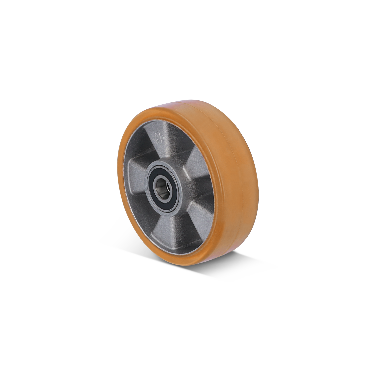 Een industriewiel met een glanzende oranje rubberen rand en een zilvergrijze metalen binnenkant met spaken. Het is gemaakt voor zware belasting en bevindt zich op een neutrale achtergrond.