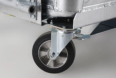 Ein industrieller Rollenfahrer mit festem Rad. Das Rad ist aus Gummi und Metall gefertigt, montiert an einer stabilen Halterung mit Befestigungsschrauben. Der Hintergrund ist neutral und hell.