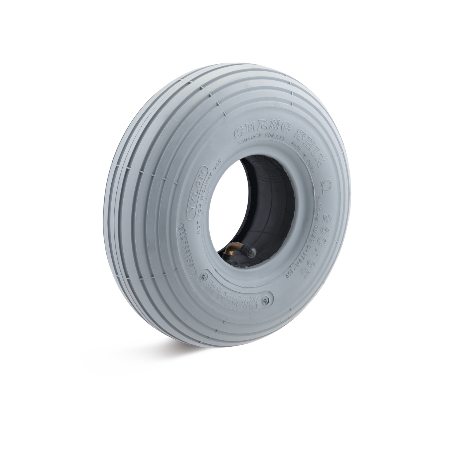 Een grijze rubberen band met een gladde, gestreepte oppervlakte. De band heeft een centrale opening met een ventiel. Deze is geplaatst op een eenvoudige, lichte achtergrond.