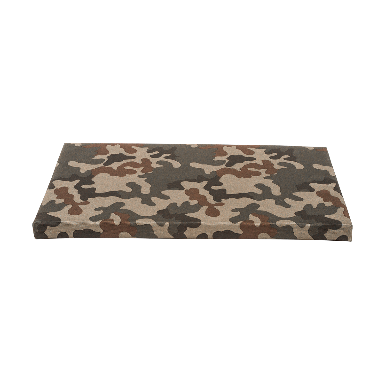Rechteckige Matte mit einem Camouflage-Muster in verschiedenen Erdtönen, liegt flach und hat eine gleichmäßige Oberfläche. Der Hintergrund ist neutral, um die Matte hervorzuheben.