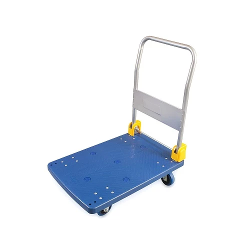 Transportwagen mit blauem Kunststoffboden und silbernem Metallgriff. Vier Räder zur Mobilität sind sichtbar. Der Wagen ist im Vordergrund positioniert, der Hintergrund ist ein einfarbiger, neutraler Kontext.