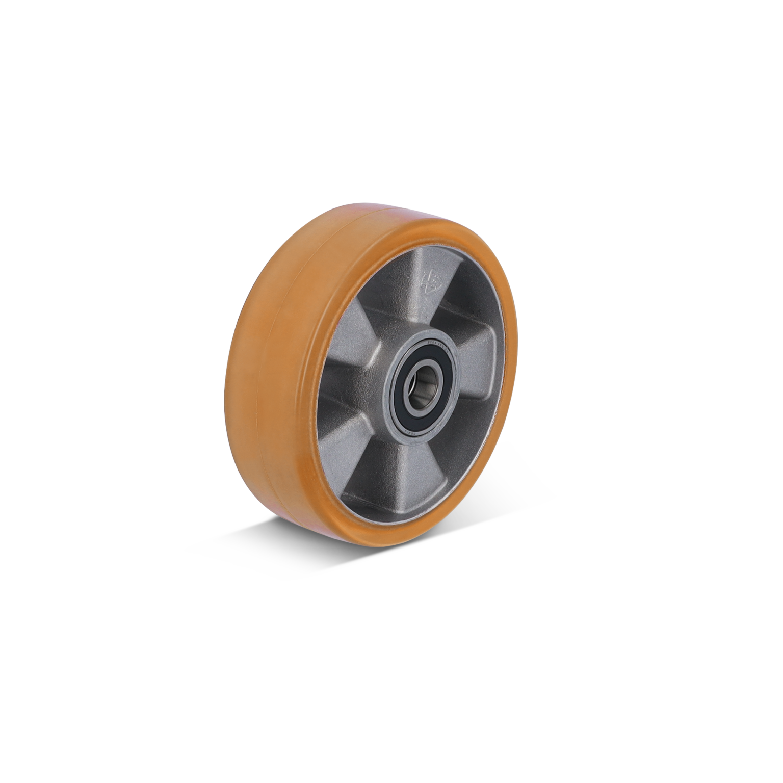 Een grijze industriële wiel met een oranje rubberen band. Het heeft een centrale lagersysteem en een licht gebogen ontwerp, geplaatst tegen een neutrale achtergrond.