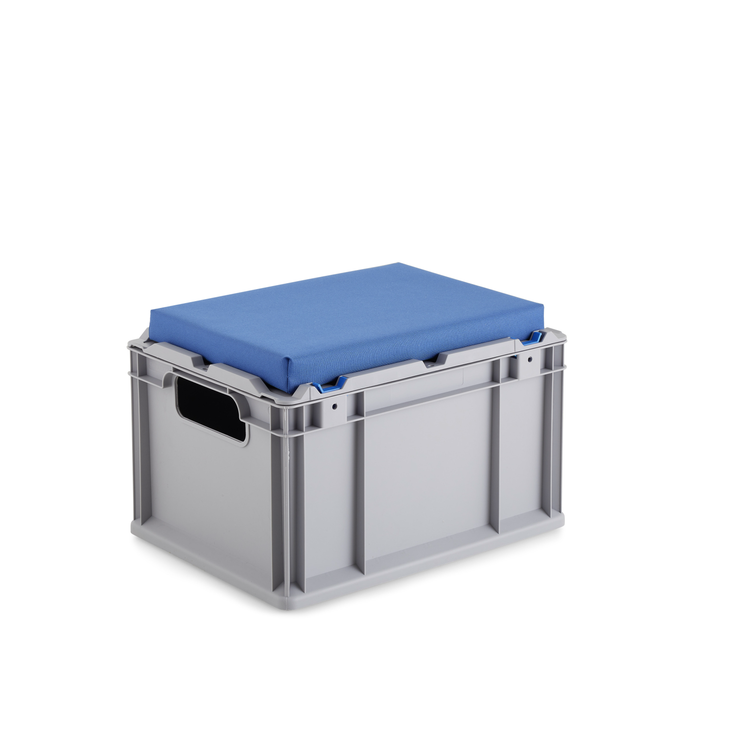 Graue Kunststoffbox mit blauer Polsterauflage oben. Die Box hat seitliche Griffe und ist in aufrechter Position, umgeben von einem weißen Hintergrund.