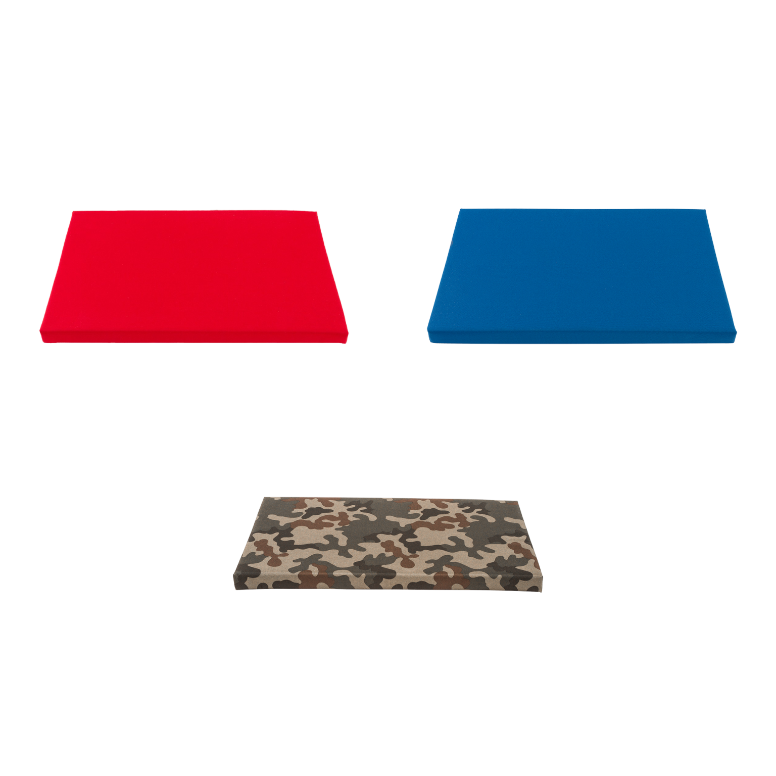 Rote, blaue und camouflierte Matte in rechteckiger Form liegen nebeneinander. Sie sind flach und scheinen aus einem weichen Material zu bestehen. Der Hintergrund ist einfarbig schwarz.