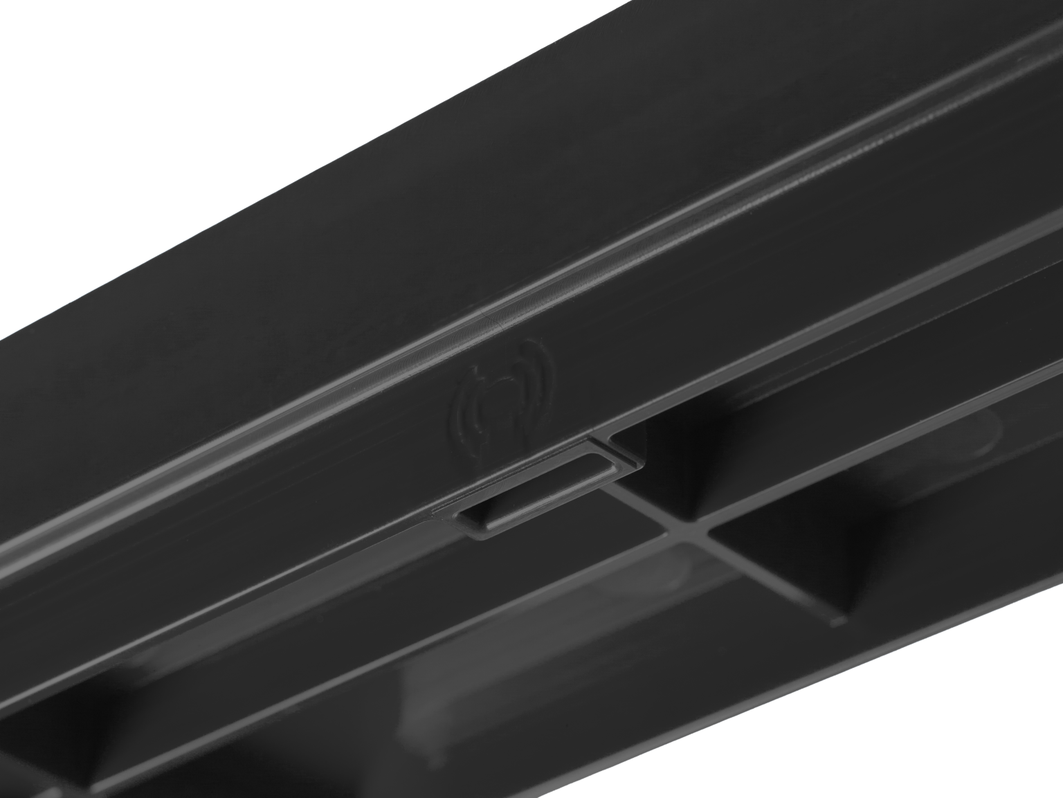 Schwarzes Kunststoffprofil mit mehreren Einkerbungen und einer aufgedruckten Symbolik. Das Objekt scheint zur Befestigung oder Verbindung in einem industriellen Kontext geeignet zu sein.