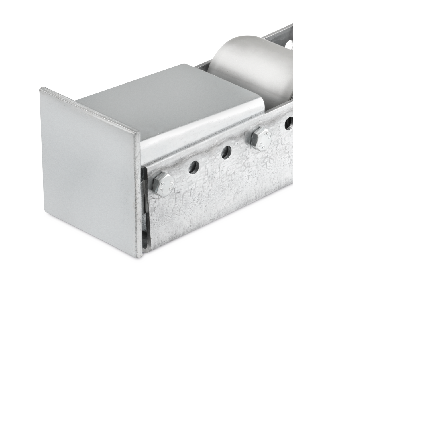 Een metallic loopvlak met een metalen plaat aan de voorkant en een glijlager aan de achterkant, stevig gemonteerd op een gegalvaniseerd frame met zichtbare schroeven en gaten.