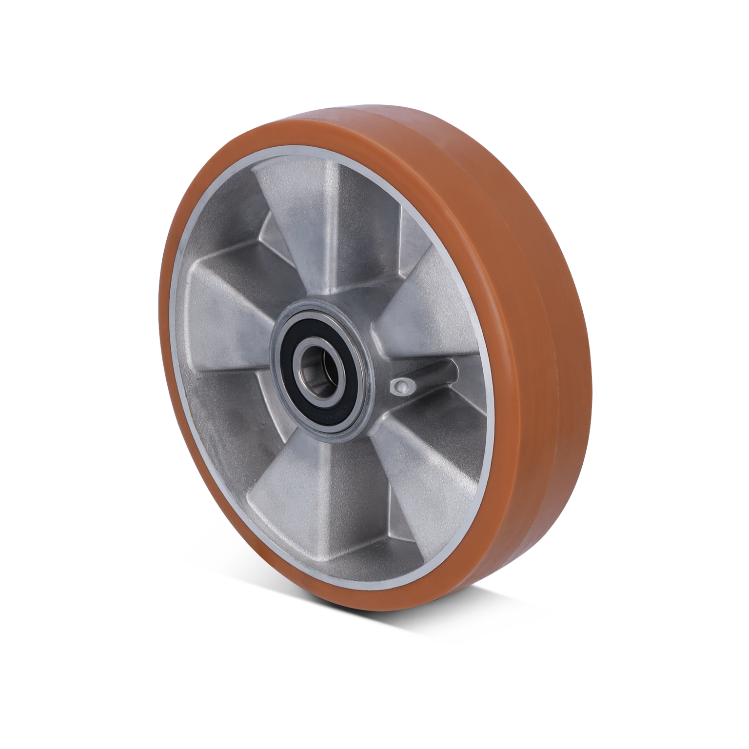 Een zware, industriële wiel met een oranje rubberen band en een aluminium binnenkant. Het bevat een lager in het midden. De achtergrond is zwart, waardoor het object goed zichtbaar is.