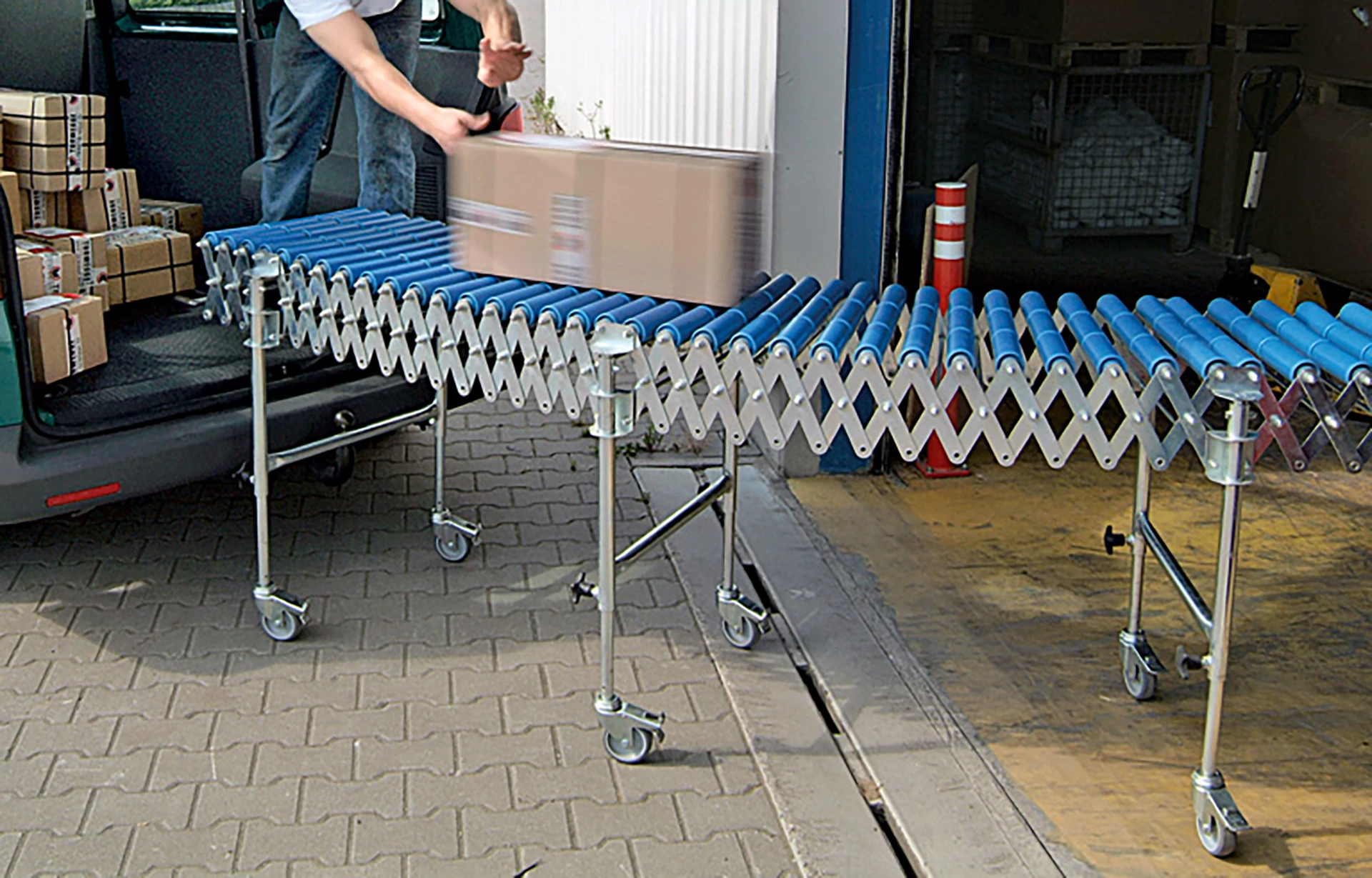 Scherenrollenbahnen: Flexible Fördertechnik für die Intralogistik