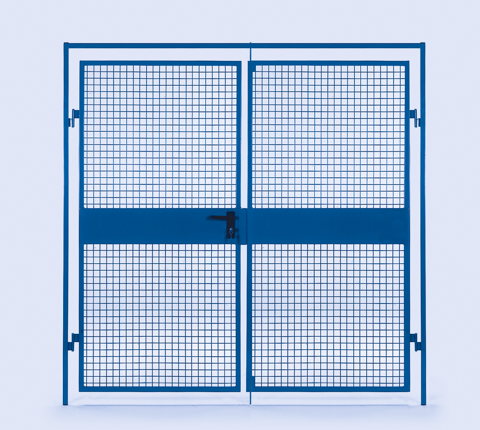 Gittertüren aus Stahl, blau lackiert, mit zwei beweglichen Flügeln und einem zentralen Schloss. Sie sind vor einem hellen, einfarbigen Hintergrund positioniert und bieten Sicherheit und Sichtschutz in industriellem Umfeld.