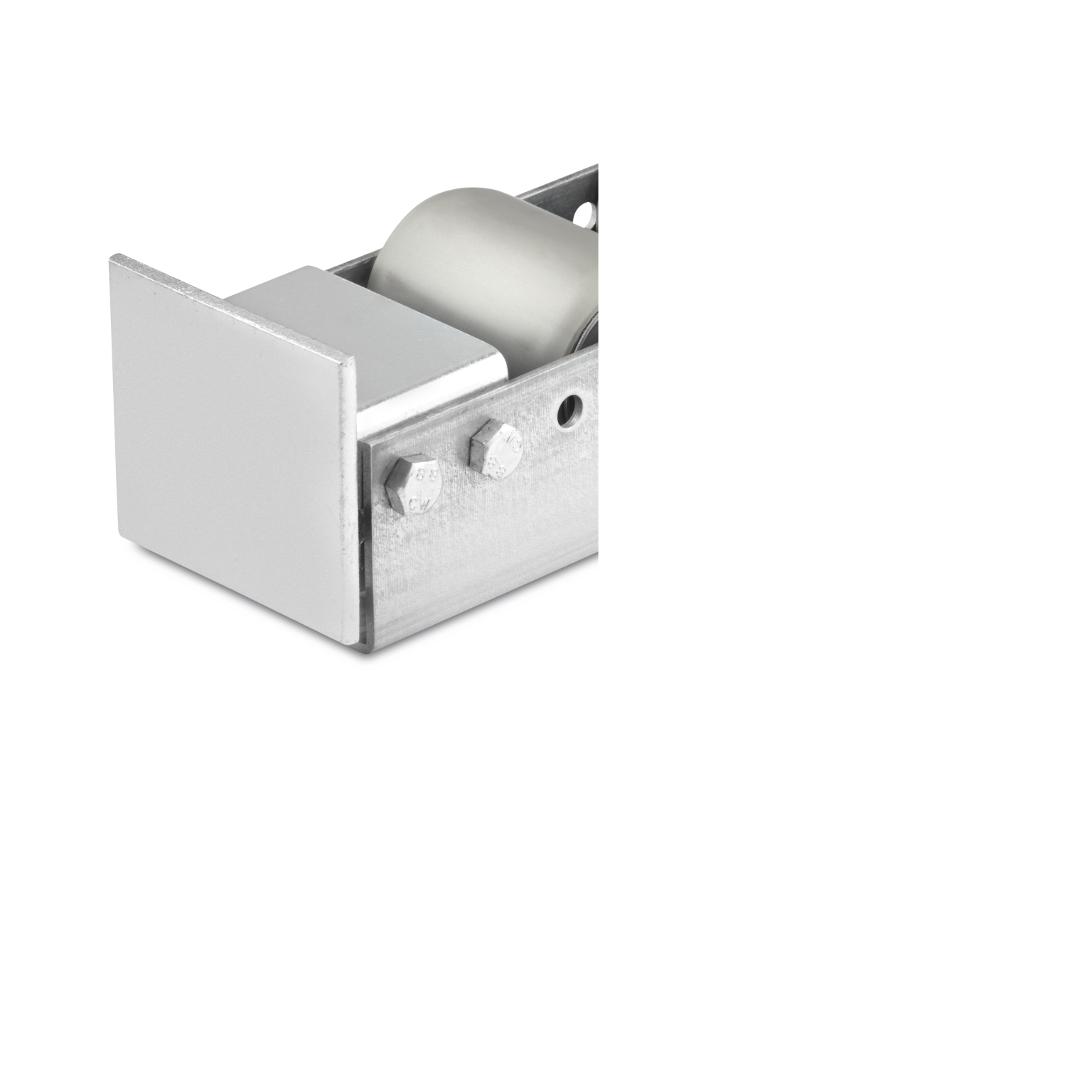 Een metalen wieltje met een zilveren afwerking ligt in een montagebeugel. Het wieltje is rond en heeft een glad oppervlak. De beugel bevat bevestigingspunten en ligt op een neutrale achtergrond.