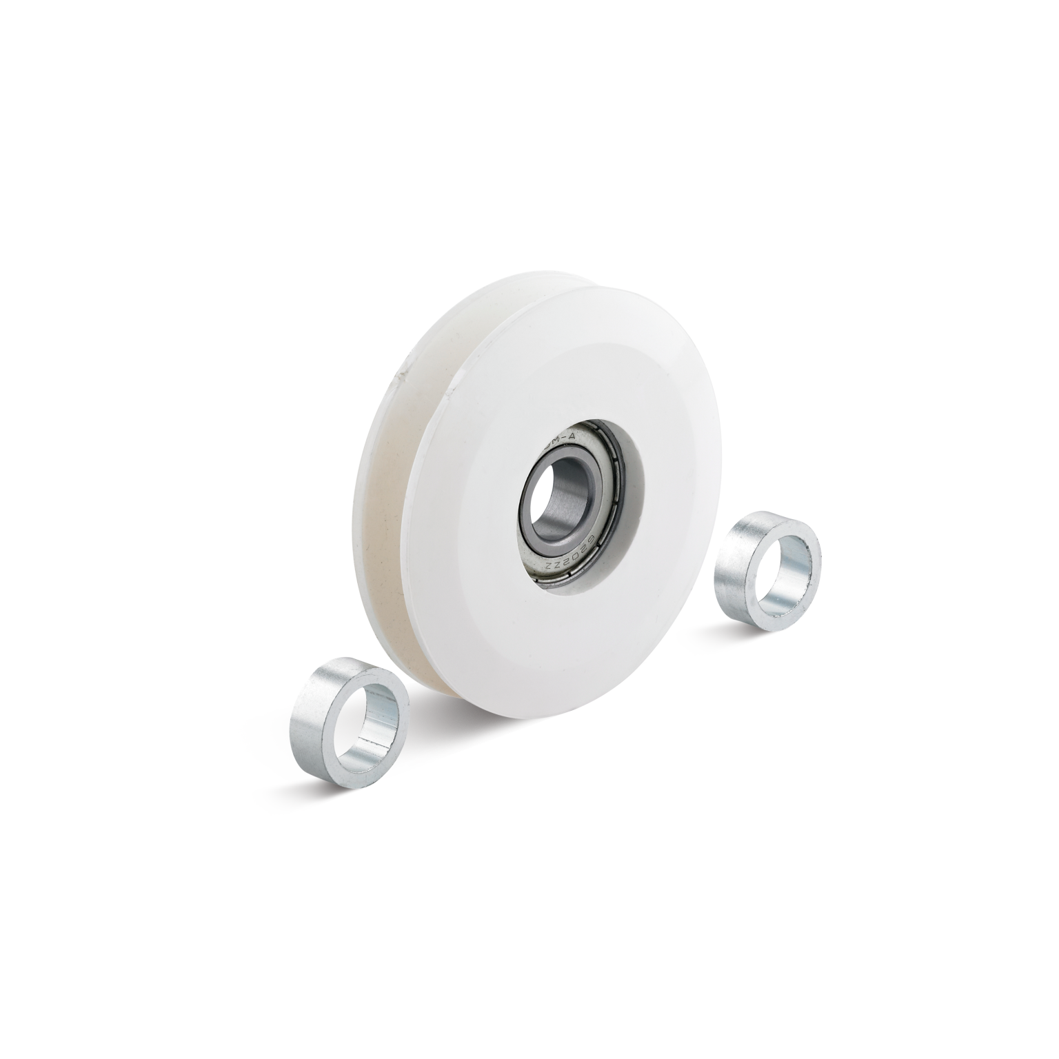 Wit kunststof wieltje met een centraal lager en twee metalen bushings ernaast. Het wieltje is glad en ontworpen voor gebruik in transport- en logistieke toepassingen. Achtergrond is wit.